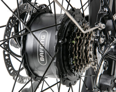 Moteur Bafang Le moteur de moyeu sans balais Bafang, délivrant 80 Nm de couple, garantit des performances stables tout en fournissant une puissance robuste.