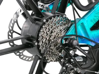 Puissance douce, conduite naturelle Le moteur du moyeu arrière fonctionne de manière transparente avec un capteur de couple, fournissant une puissance en fonction de la force avec laquelle vous pédalez, pour une conduite plus douce et plus réactive qui semble vraiment connectée à votre effort.